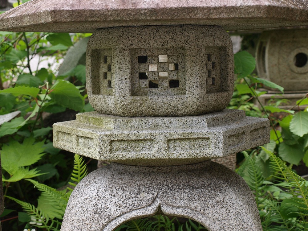 1.5尺古代雪見灯籠 夏山石 国産品手作り【お値打ち】 大光産業 灯籠