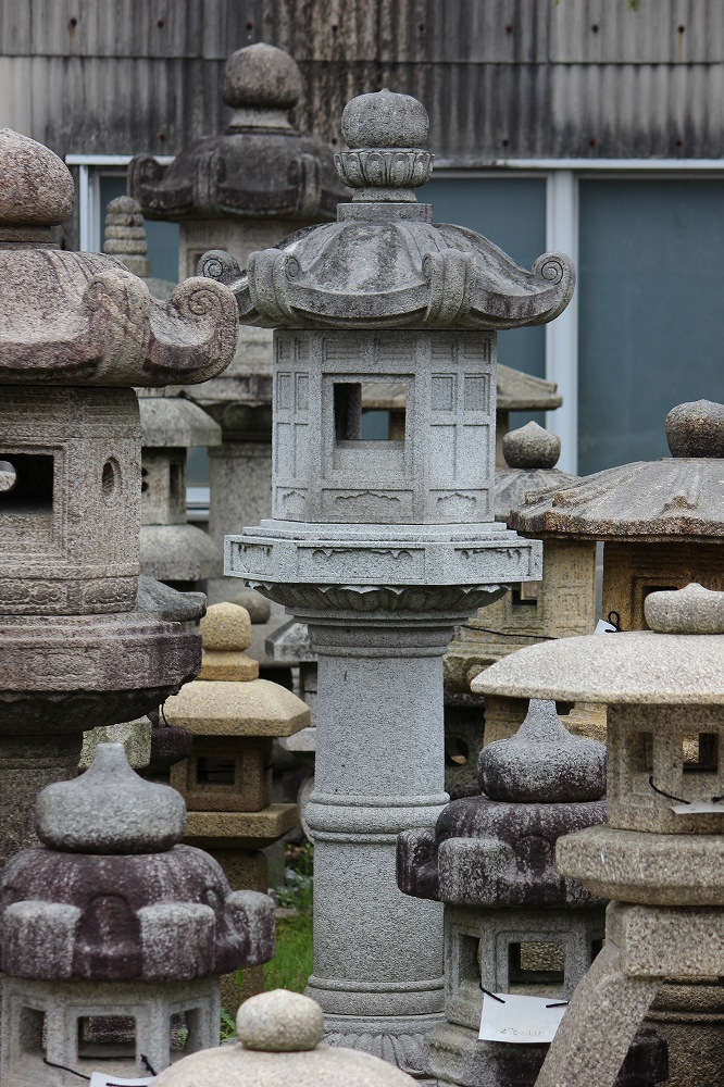 美術工芸 飾壺（台座付き） 古軒齋 菊水 作 御苑の製品案内愛知県岡崎市の石灯篭・水鉢蹲など石材製品の製造