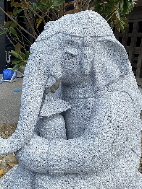 象の石像