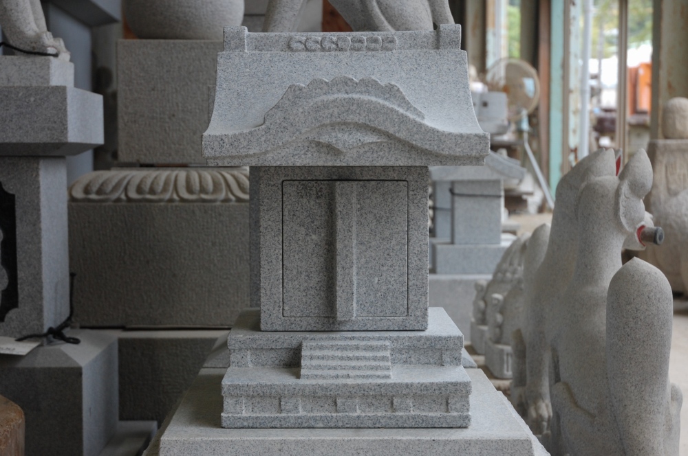 祠（中）地の神様　階段付