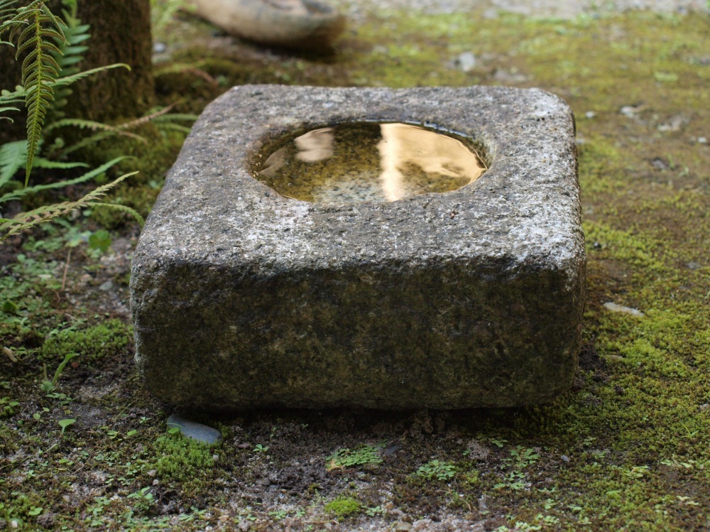 四角水鉢 32×28㎝の製品案内愛知県岡崎市の石灯篭・水鉢蹲など石材製品 