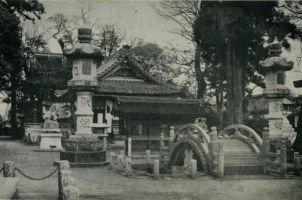 伊賀八幡宮　春日灯篭